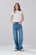 Camiseta con arte college en frente y cuello redondo crema

