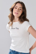 Camiseta con arte college en frente y cuello redondo crema
