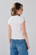 Camiseta con arte college en frente y cuello redondo crema
