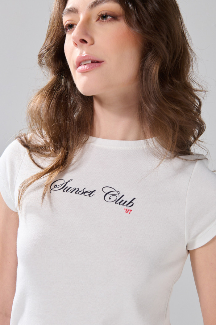 Camiseta con arte college en frente y cuello redondo crema
