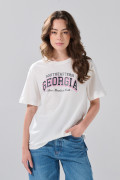 Camiseta crema con cuello redondo y diseño college delantero
