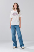 Camiseta crema con cuello redondo y diseño college delantero
