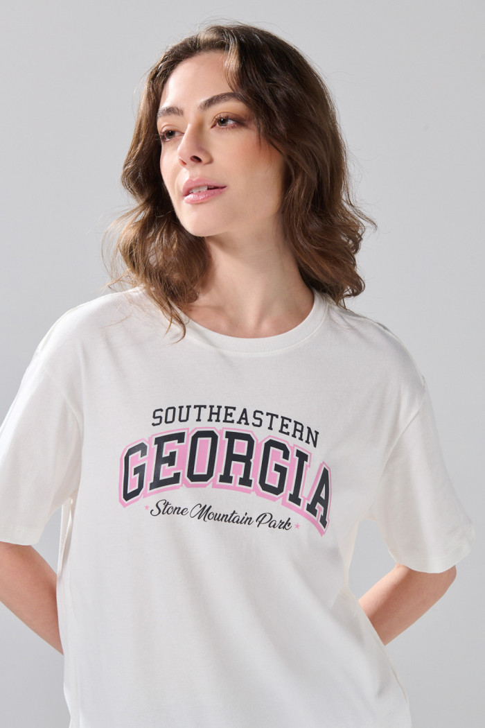 Camiseta crema con cuello redondo y diseño college delantero
