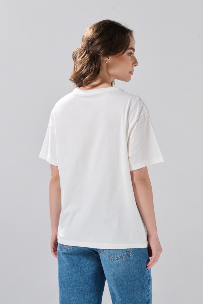 Camiseta crema con cuello redondo y diseño college delantero
