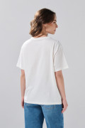Camiseta crema con cuello redondo y diseño college delantero
