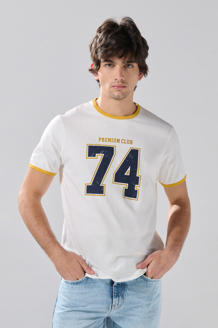 Camiseta college crema de contrastes con manga corta