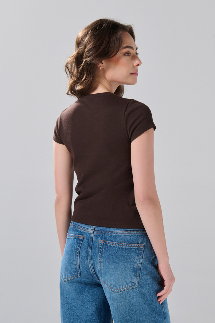 Camiseta café oscura en rib de Bambi cuello redondo