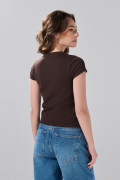 Camiseta café oscura en rib de Bambi cuello redondo