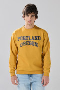 Buzo cuello redondo amarillo con texto college azul
