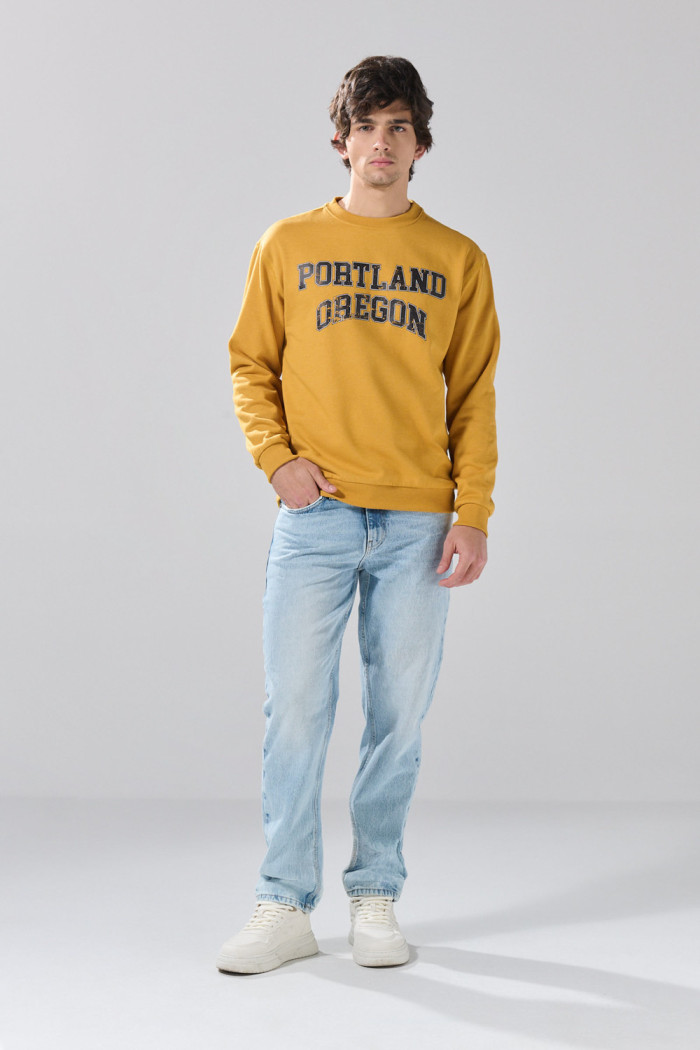 Buzo cuello redondo amarillo con texto college azul

