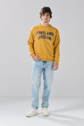 Buzo cuello redondo amarillo con texto college azul
