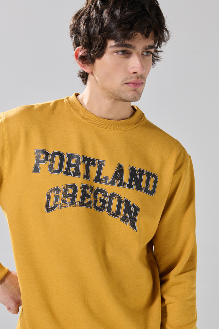Buzo cuello redondo amarillo con texto college azul

