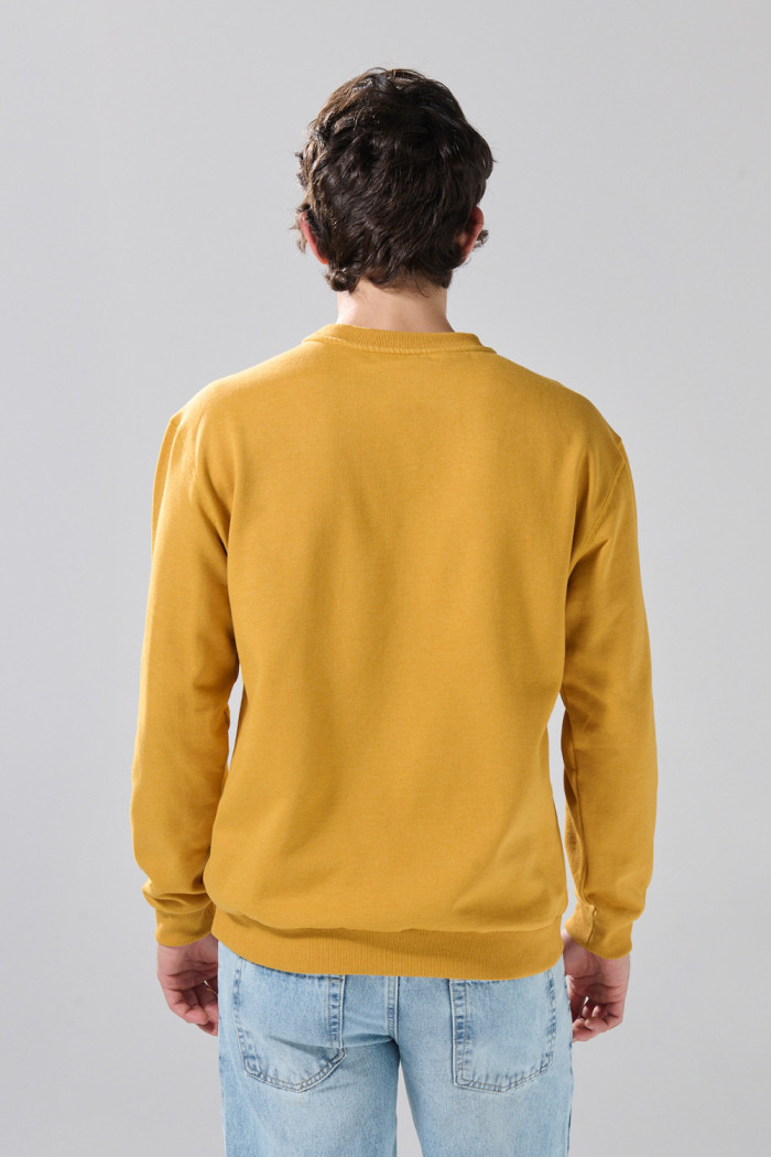 Buzo cuello redondo amarillo con texto college azul
