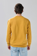 Buzo cuello redondo amarillo con texto college azul
