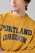 Buzo cuello redondo amarillo con texto college azul
