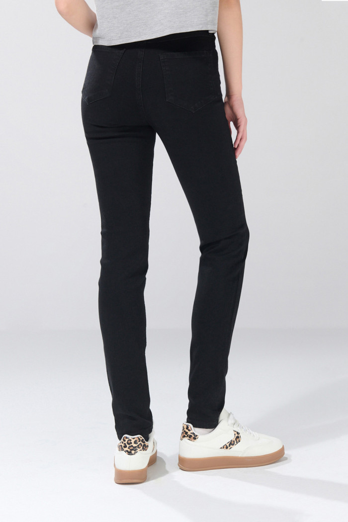 Jean jegging infaltables súper tiro alto negro con fit ceñido
