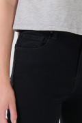 Jean jegging infaltables súper tiro alto negro con fit ceñido
