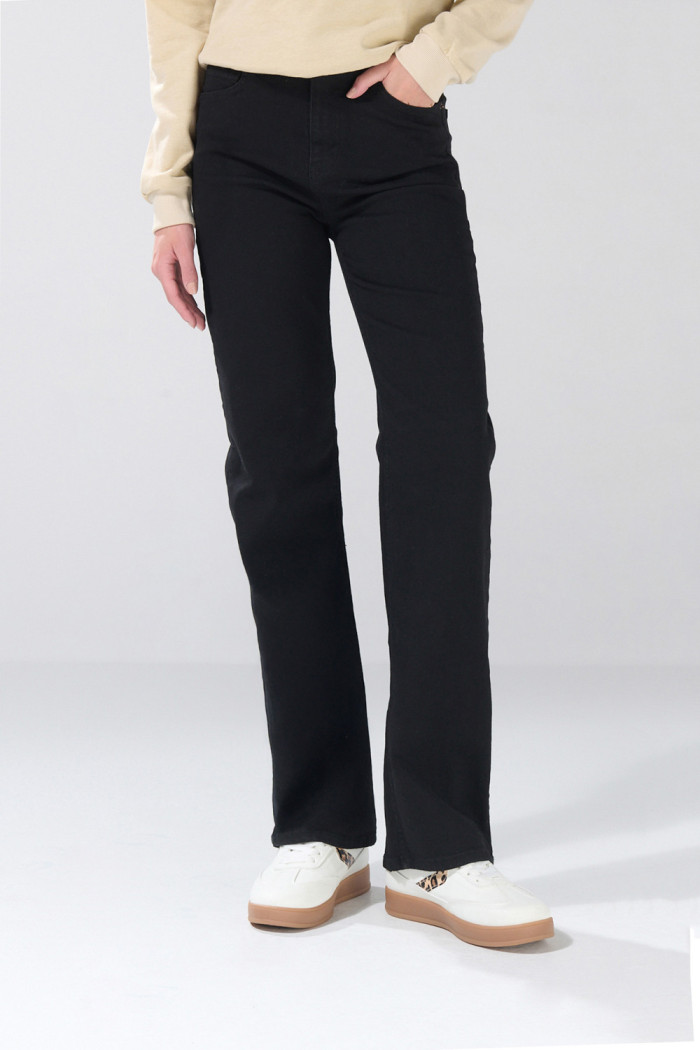 Jean tiro alto straight leg negro infaltables con bota recta
