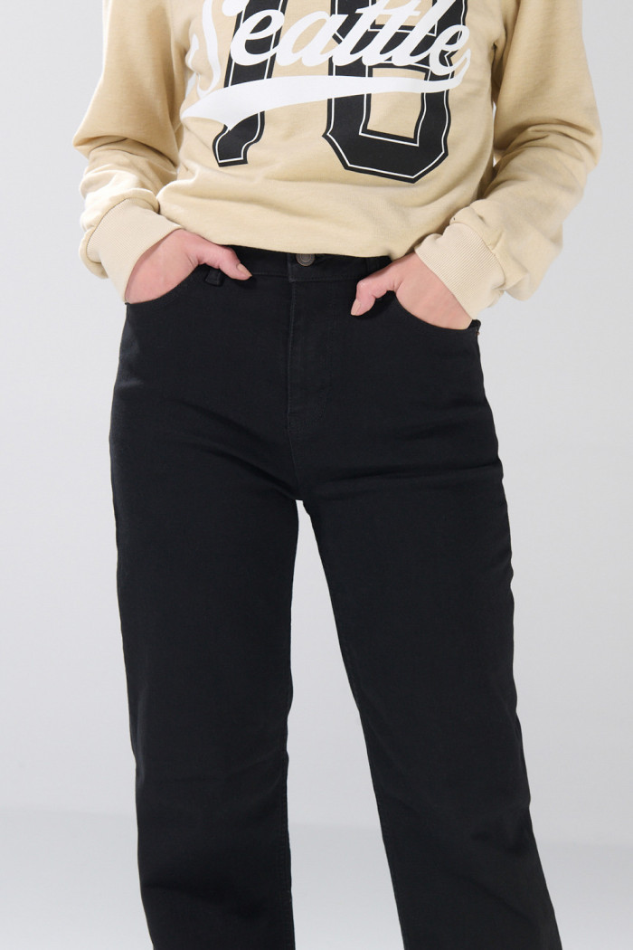 Jean tiro alto straight leg negro infaltables con bota recta
