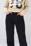 Jean tiro alto straight leg negro infaltables con bota recta
