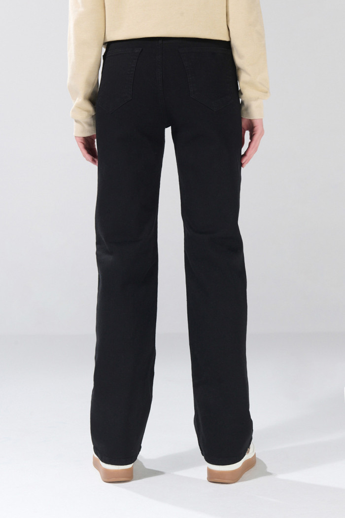 Jean tiro alto straight leg negro infaltables con bota recta
