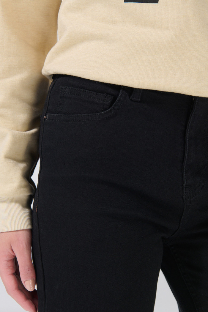 Jean tiro alto straight leg negro infaltables con bota recta
