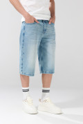 Bermuda de jean jort azul clara con tiro bajo y bolsillos