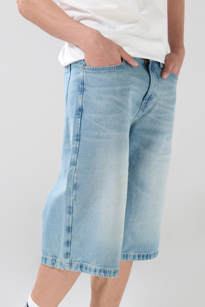 Bermuda de jean jort azul clara con tiro bajo y bolsillos