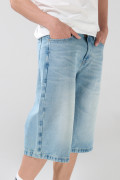 Bermuda de jean jort azul clara con tiro bajo y bolsillos
