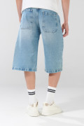 Bermuda de jean jort azul clara con tiro bajo y bolsillos