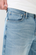 Bermuda de jean jort azul clara con tiro bajo y bolsillos
