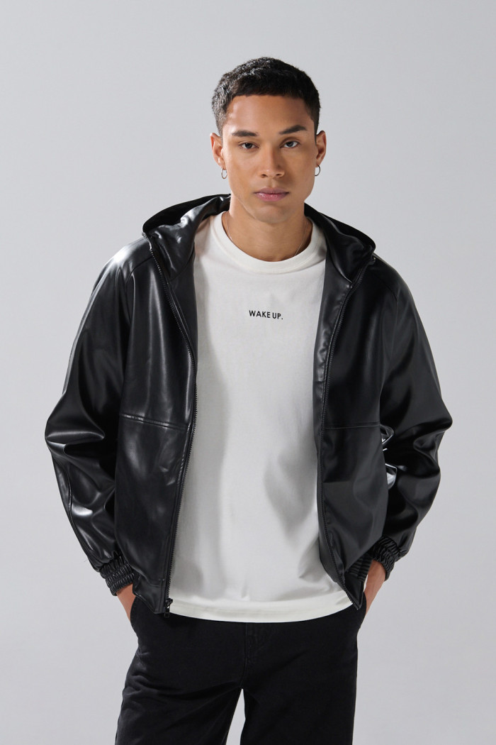 Chaqueta bomber negra con capota y manga ranglan