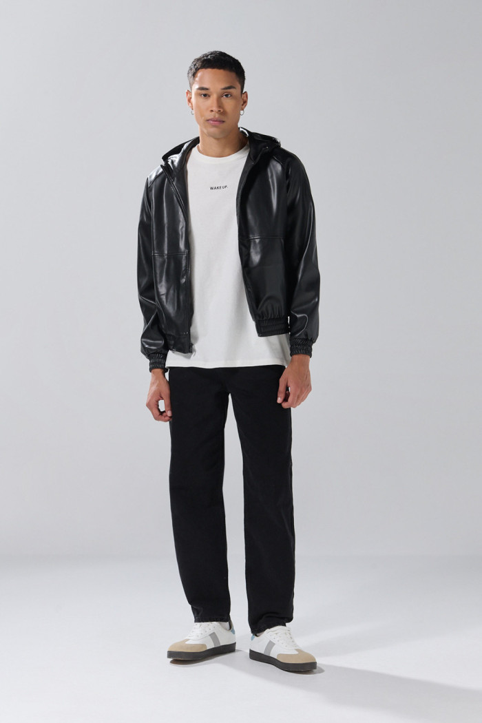 Chaqueta bomber negra con capota y manga ranglan