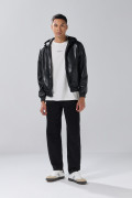 Chaqueta bomber negra con capota y manga ranglan