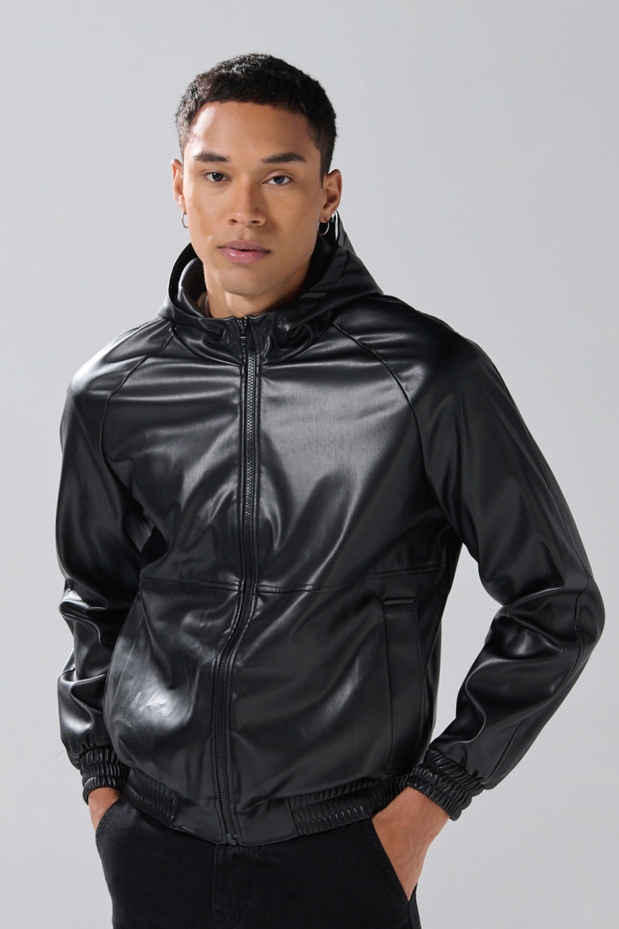 Chaqueta bomber negra con capota y manga ranglan