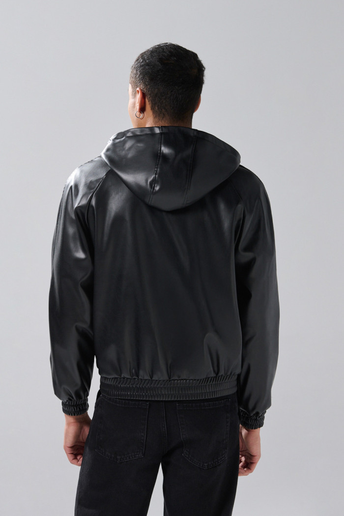 Chaqueta bomber negra con capota y manga ranglan