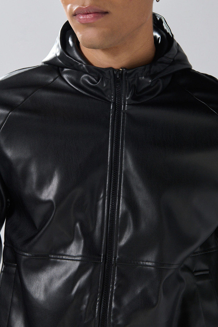 Chaqueta bomber negra con capota y manga ranglan