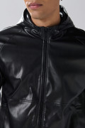 Chaqueta bomber negra con capota y manga ranglan