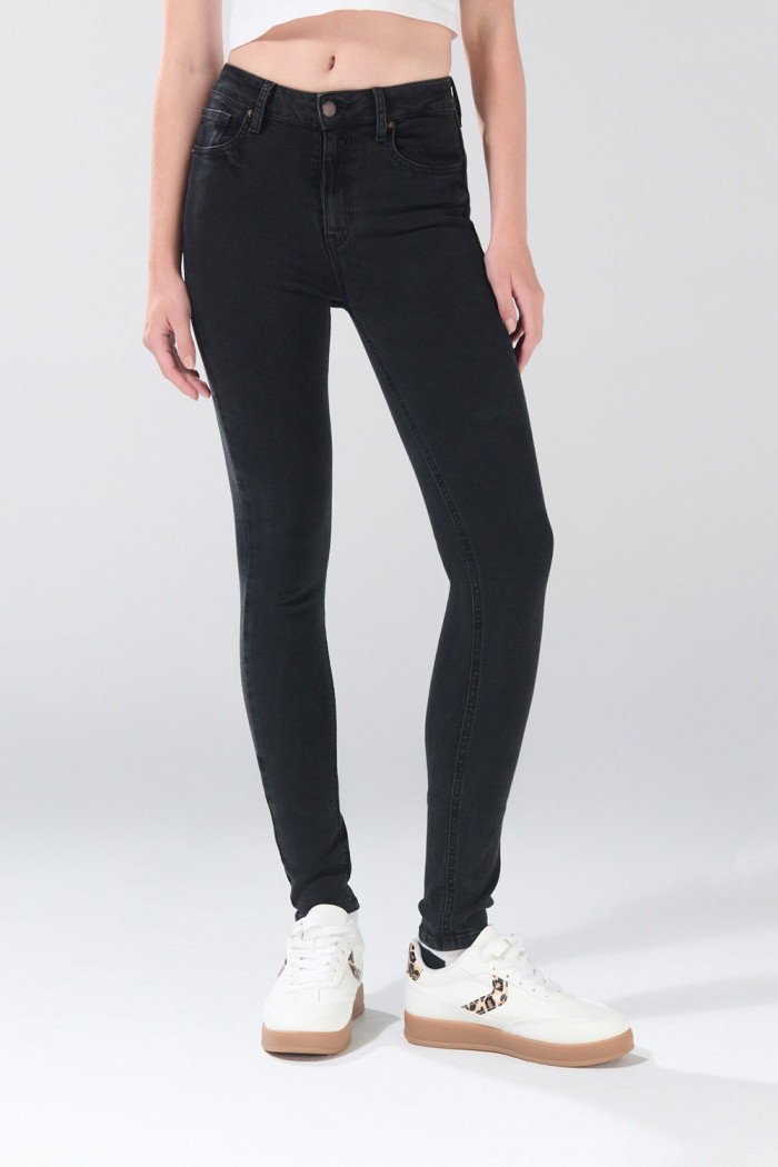 Jean push up infaltables gris con tiro alto y realce
