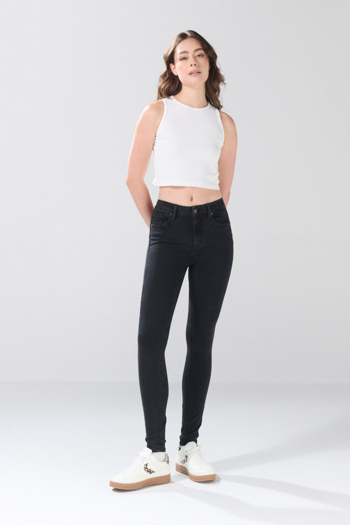 Jean push up infaltables gris con tiro alto y realce
