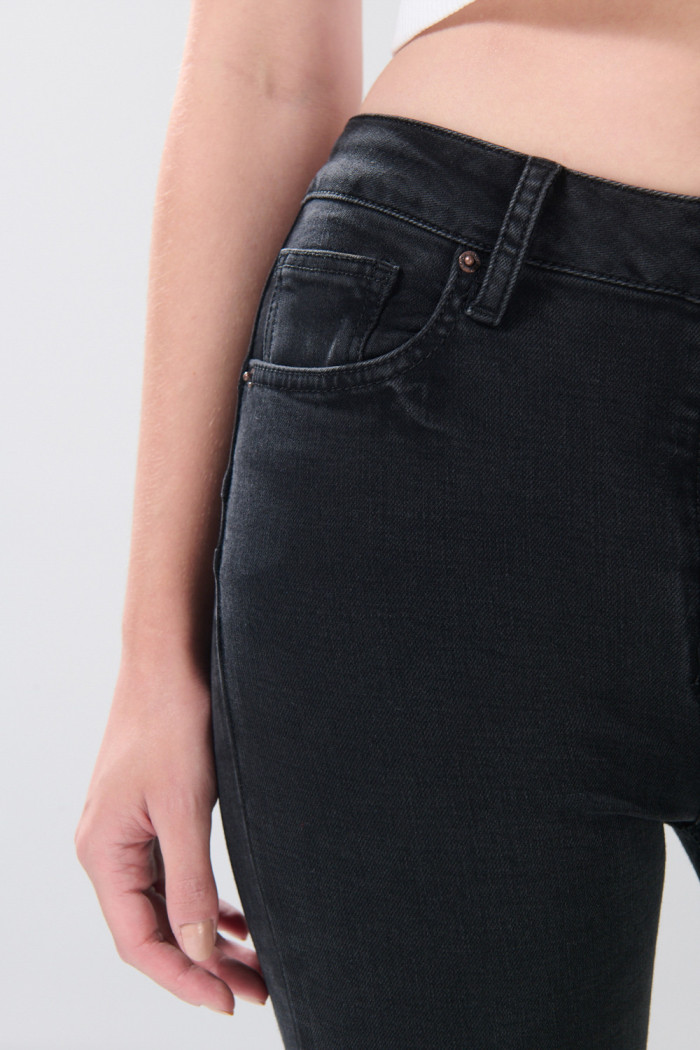 Jean push up infaltables gris con tiro alto y realce

