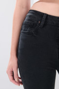 Jean push up infaltables gris con tiro alto y realce
