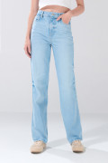 Jean 90´S azul infaltables con bota recta y tiro alto
