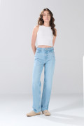 Jean 90´S azul infaltables con bota recta y tiro alto
