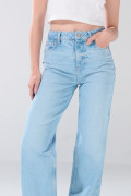 Jean 90´S azul infaltables con bota recta y tiro alto
