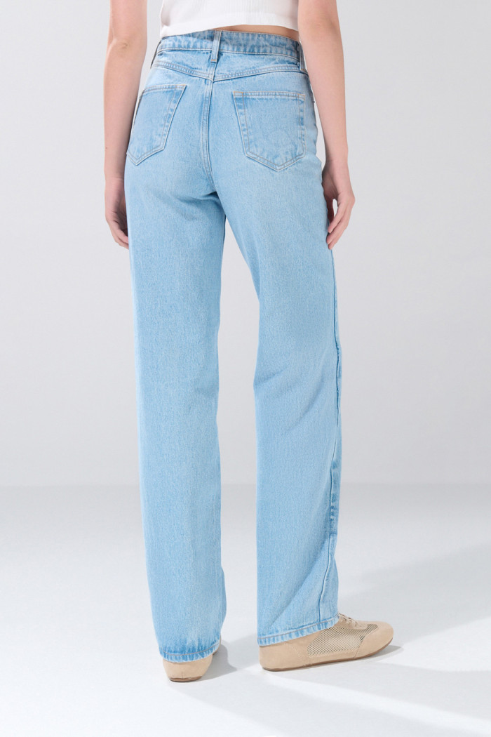 Jean 90´S azul infaltables con bota recta y tiro alto
