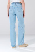 Jean 90´S azul infaltables con bota recta y tiro alto
