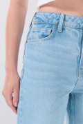 Jean 90´S azul infaltables con bota recta y tiro alto
