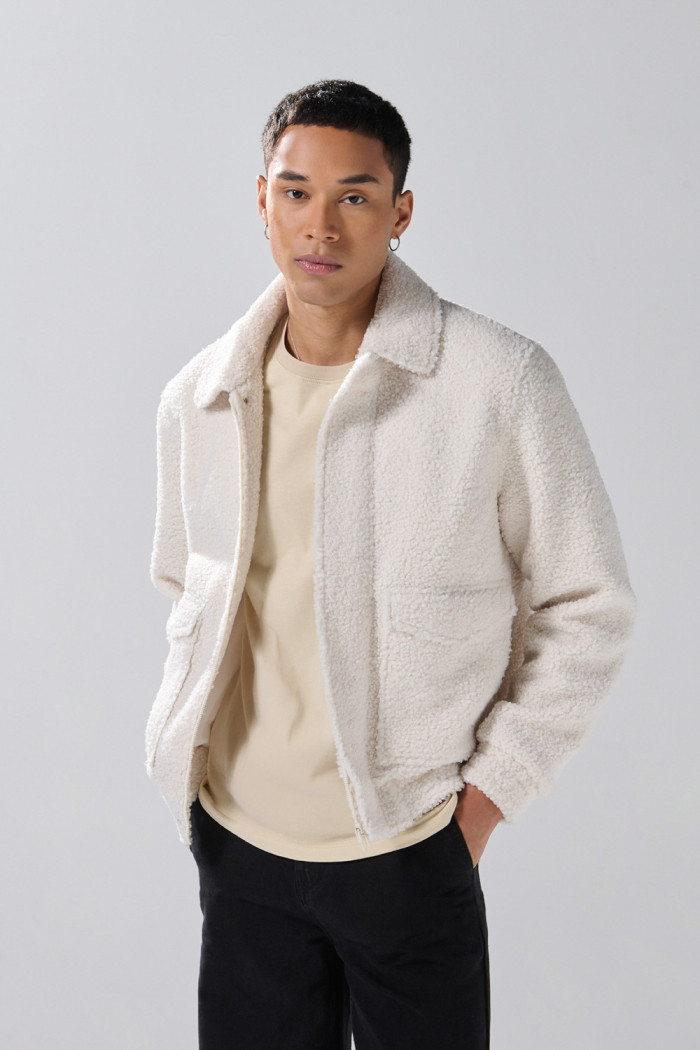 Chaqueta cuello trucker crema clara en tela sherpa