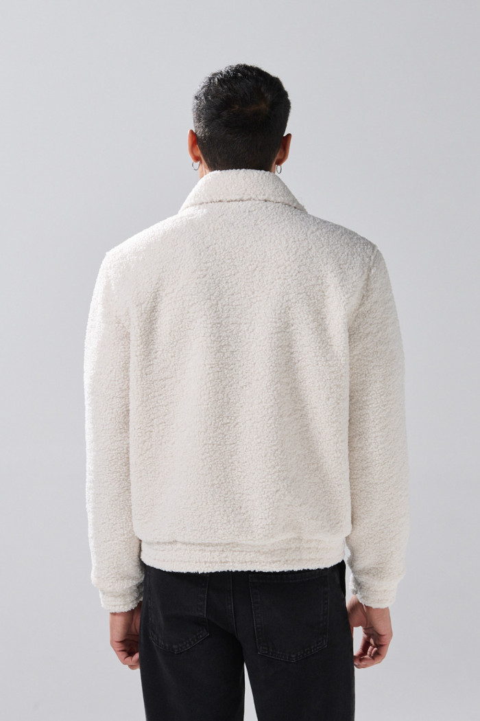 Chaqueta cuello trucker crema clara en tela sherpa